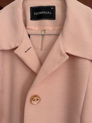 Traje de chaqueta rosa con botones dorados