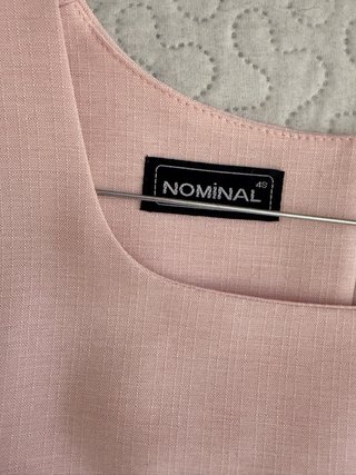 Traje de chaqueta rosa con botones dorados