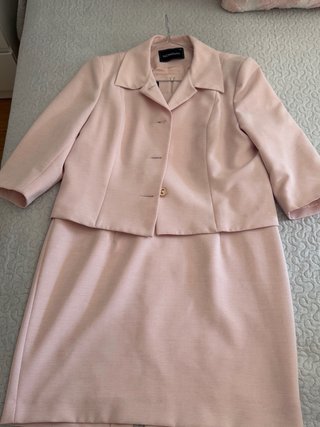Traje de chaqueta rosa con botones dorados