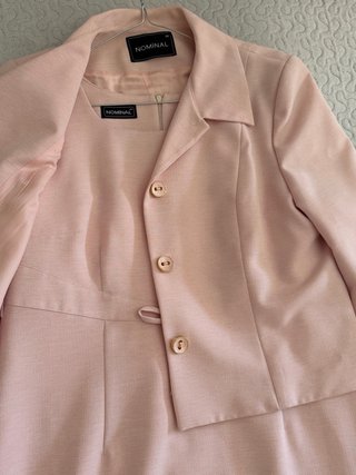 Traje de chaqueta rosa con botones dorados