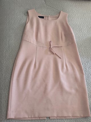 Traje de chaqueta rosa con botones dorados