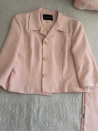 Traje de chaqueta rosa con botones dorados