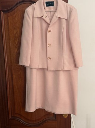 Traje de chaqueta rosa con botones dorados