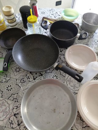 Set cucina: pentole, padelle e piatti