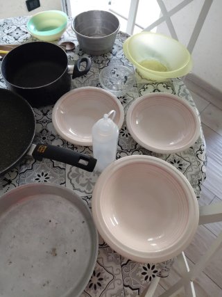 Set cucina: pentole, padelle e piatti