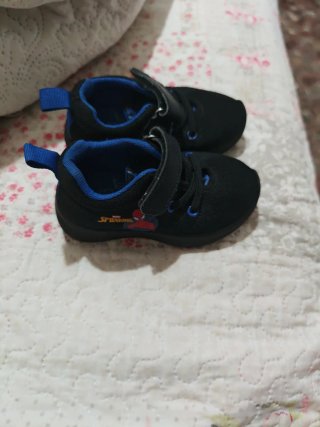 Zapatillas deportivas negras y azules