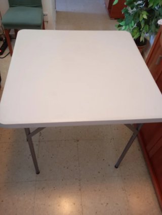 Tavolo pieghevole bianco in plastica