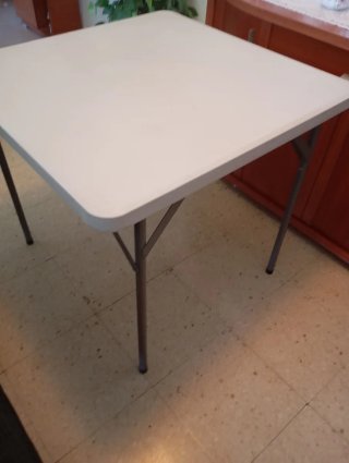 Tavolo pieghevole bianco in plastica