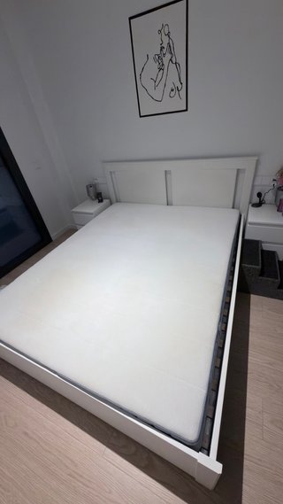 Cama blanca + 2 mesitas + colchón