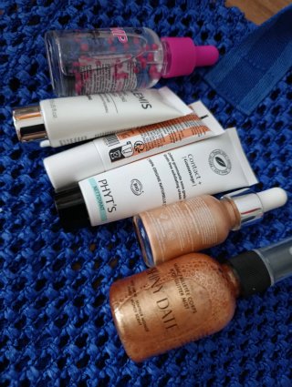 Capazo azul playa y 6 productos cuidado facial