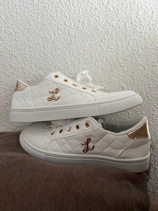 Zapatillas blancas con detalle dorado Nuevas