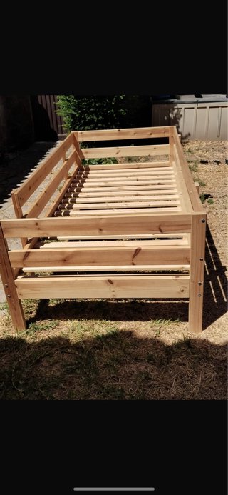Cama de madera nueva con barrera protectora