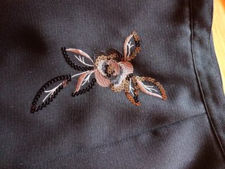 Falda larga negra bordada talla 46