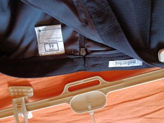 Falda larga negra bordada talla 46