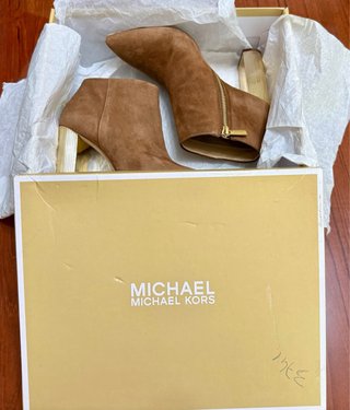 Botines Michael Kors tacón dorado ante