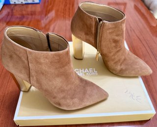 Botines Michael Kors tacón dorado ante