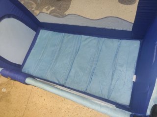 Cuna de viaje azul marca asalvo