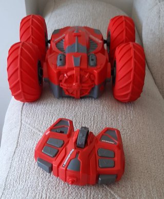 Coche teledirigido rojo y gris