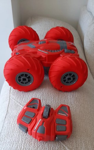 Coche teledirigido rojo y gris