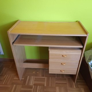 Scrivania in legno con cassetti