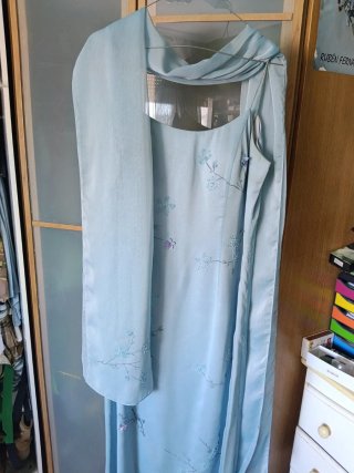Vestido de fiesta azul con chal