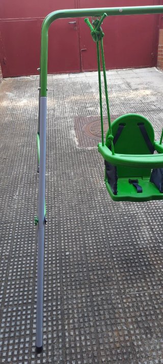 Columpio infantil verde.