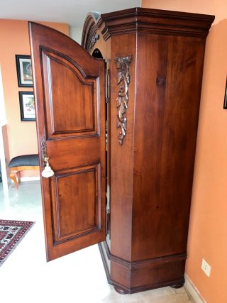 Guardaroba in legno massello intagliato