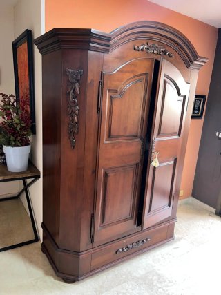Guardaroba in legno massello intagliato