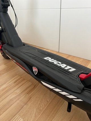 Patinete Eléctrico Ducati PRO III R + Casco Ducati