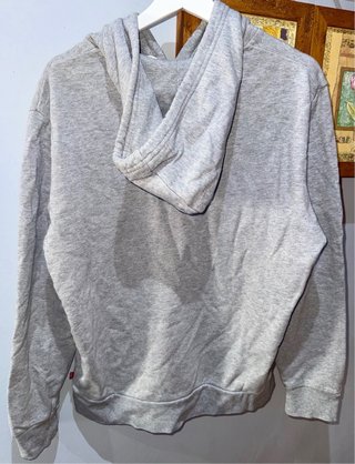 Sudadera Levi’s gris con capucha talla S