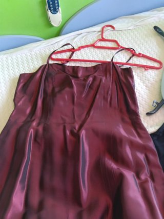 Vestido fiesta satén granate/rojo