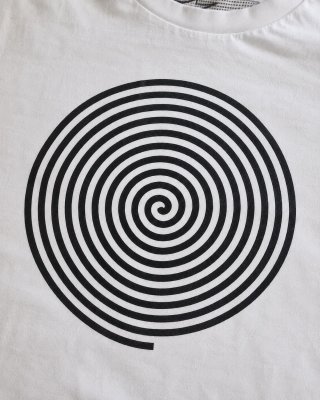 Camiseta blanca Alpinestars con espiral negra