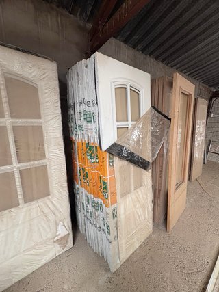 Lote de puertas blancas con diseño
