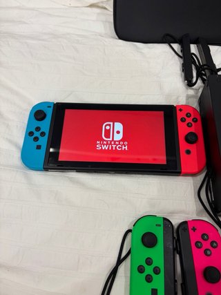Consola Nintendo Switch + Mandos + Funda