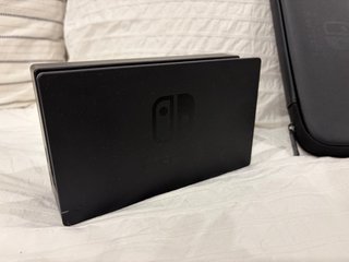 Consola Nintendo Switch + Mandos + Funda