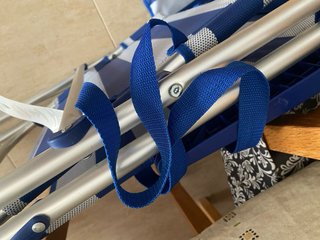 Silla de playa reclinable azul y blanca