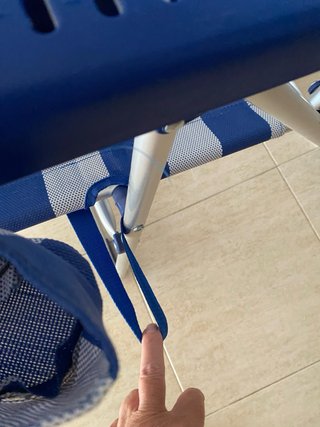Silla de playa reclinable azul y blanca