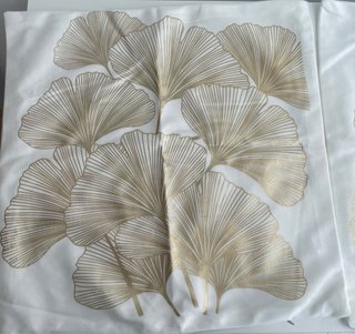 Funda de cojín con hojas doradas