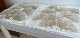 Funda de cojín con hojas doradas
