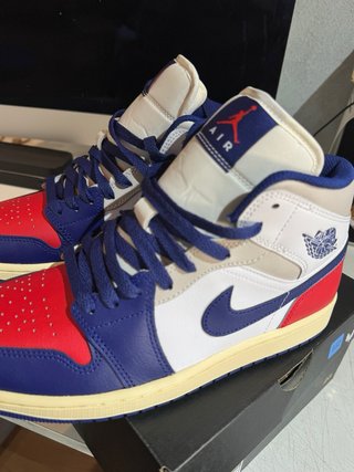 Jordan 1 Mid Azul Rojo Blanco