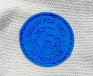 Mochila azul y blanca