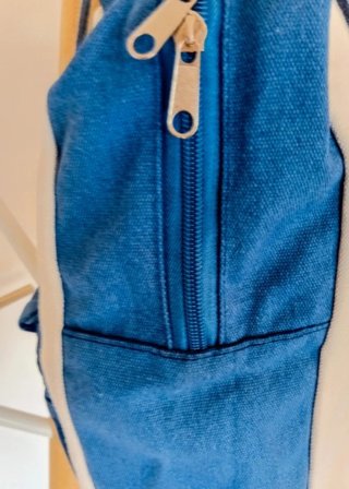 Mochila azul y blanca