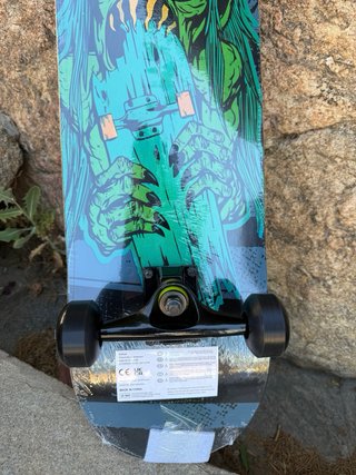 Tabla de skate WeSkate con diseño de demonio