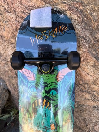 Tabla de skate WeSkate con diseño de demonio
