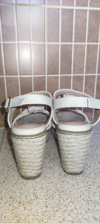 Sandalias cuña beige y blancas