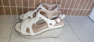 Sandalias cuña beige y blancas