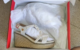 Sandalias cuña beige y blancas