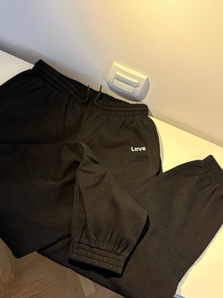 Pantalón de chándal negro con logo 'Love'