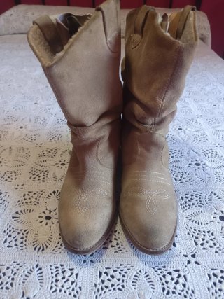 Botas cowboy Stradivarius beige.