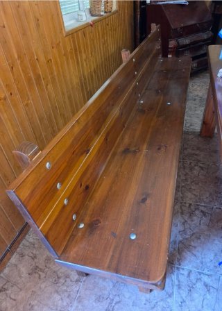 Mesa y escaño de madera maciza